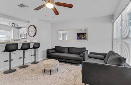 Hollywood Hills Casa | Trendy Family Home -Heated Pool