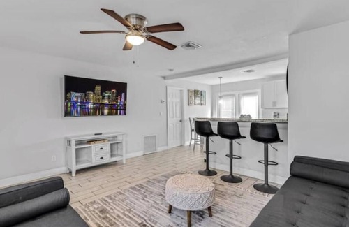 Hollywood Hills Casa | Trendy Family Home -Heated Pool
