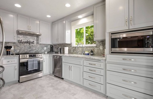 The Plaza Casa | Trendy Getaway | Hot Tub | 20 mins to Disney