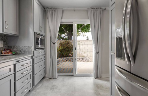 The Plaza Casa | Trendy Getaway | Hot Tub | 20 mins to Disney