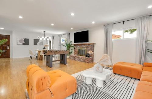 The Plaza Casa | Trendy Getaway - Hot Tub - Putt Putt - Games