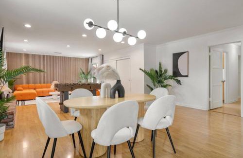 The Plaza Casa | Trendy Getaway - Hot Tub - Putt Putt - Games