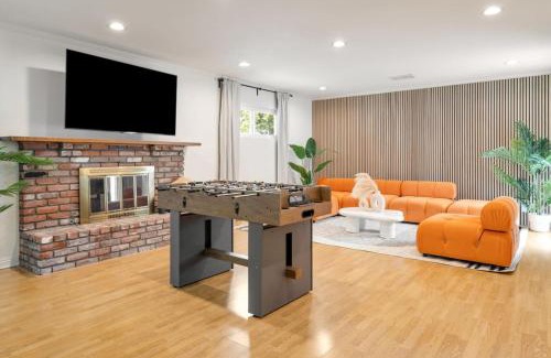 The Plaza Casa | Trendy Getaway - Hot Tub - Putt Putt - Games