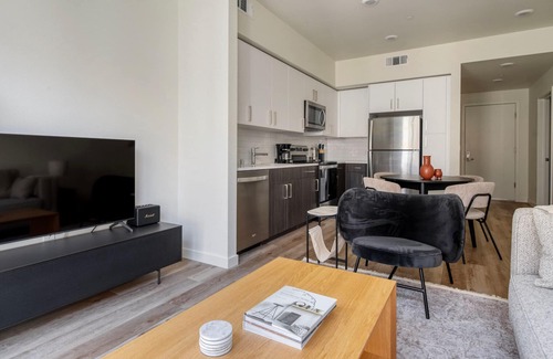 Hayward Apartamento | Trendy Hayward 2BR w/ Heated Pool & On-Site Dining, by Blueground