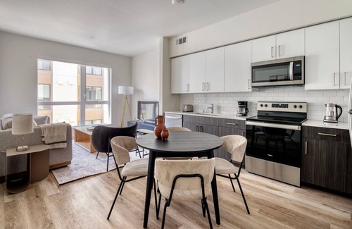 Hayward Apartamento | Trendy Hayward 2BR w/ Heated Pool & On-Site Dining, by Blueground
