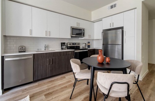Hayward Apartamento | Trendy Hayward 2BR w/ Heated Pool & On-Site Dining, by Blueground