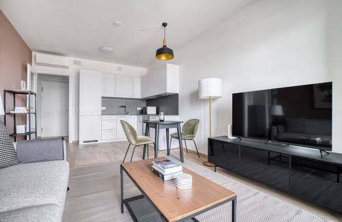 Erdberg Apartamento | Trendy Helio Tower 1BR w/ Gym & Lounge, nr metro U3, by Blueground