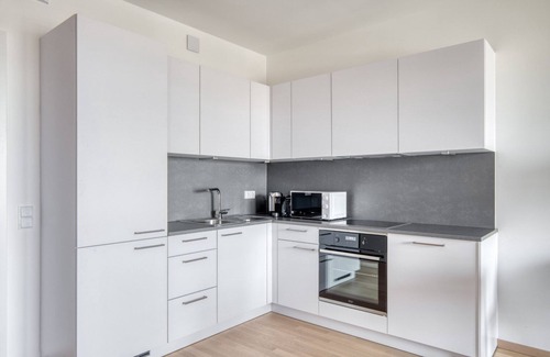 Erdberg Apartamento | Trendy Helio Tower 1BR w/ Gym & Lounge, nr metro U3, by Blueground