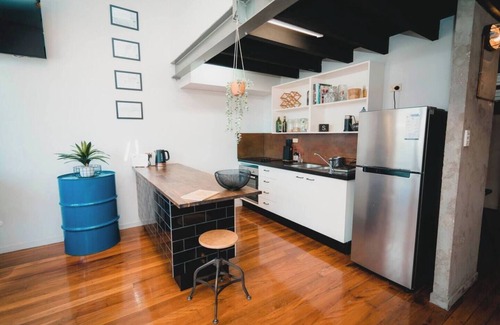 Fortitude Valley Apartamento | Trendy Industrial Style Loft in Fortitude Valley