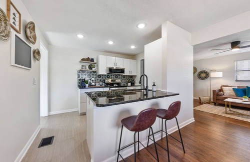 Lakeshore South Casa | Trendy Jax Home Near Downtown, 30-mins to Beach