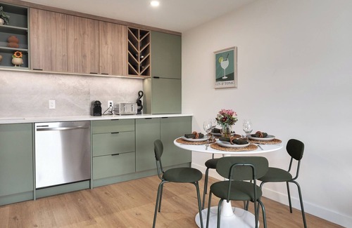 Kensington Condominio | Trendy Kensington Condo - Fully Renovated !