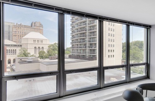 Lake View East Apartamento | Trendy Lakeview 1BR w/ Deck, Pool & Gym, nr Lincoln Park, by Blueground