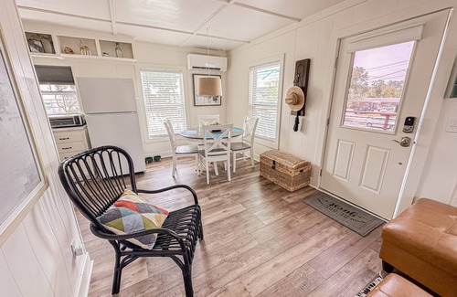 Morehead City Apartamento | Trendy Loft w/ Energetic Outdoors - 5 min from the beach and pet friendly!