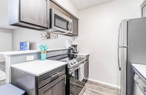 Dawson Apartamento | Trendy SoCo 1BR suite w/ pool, king bed, fast WiFi