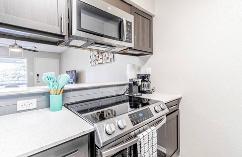 Dawson Apartamento | Trendy SoCo 1BR suite w/ pool, king bed, fast WiFi