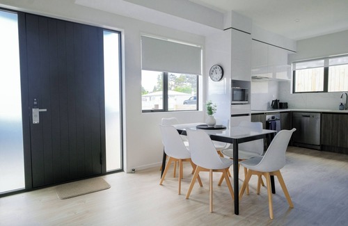 Howick Casa | Trendy Urban Howick Town House | Wi-Fi & Netflix