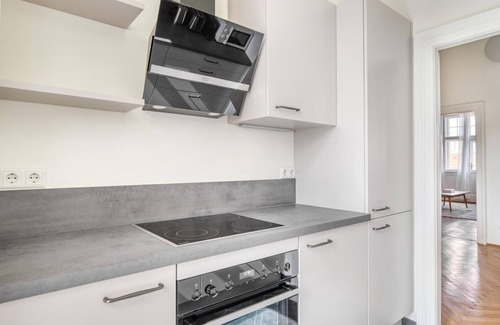 Wieden Apartamento | Trendy Wieden 2BR w/ Balcony & Elevator, nr Shopping, by Blueground