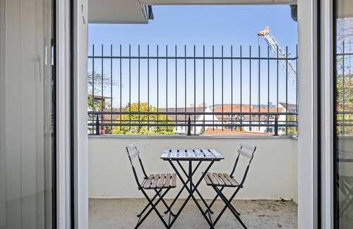 Sihlfeld Apartamento | Trendy Wiedikon 4.5 Room w/ Storage & W/D, 1 min to Market, by Blueground