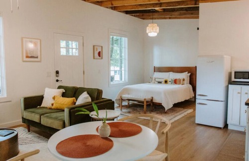 Flag Pond Cabina | Trent Treehouse Unit 7- Not Pet Friendly - Glamping Retro