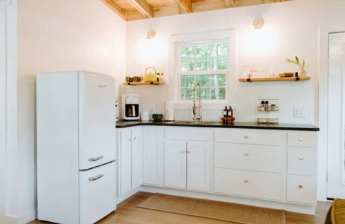 Flag Pond Cabina | Trent Treehouse Unit 7- Not Pet Friendly - Glamping Retro