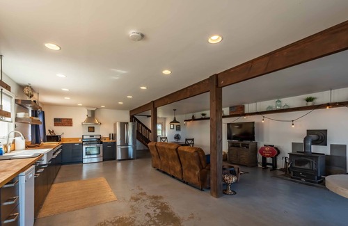Templeton Casa | Tres Chis 2000 sf Barn with Views in the Heart of Paso Wine Country.