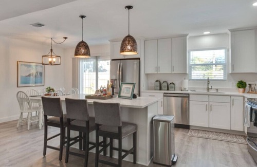 Isle of Palms Casa | Tres Palmas!Renovated Pool Home Near Mayo & Beach!