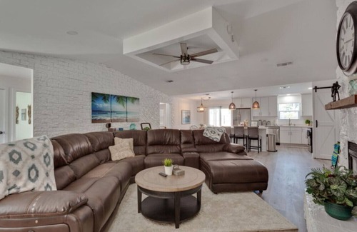 Isle of Palms Casa | Tres Palmas!Renovated Pool Home Near Mayo & Beach!