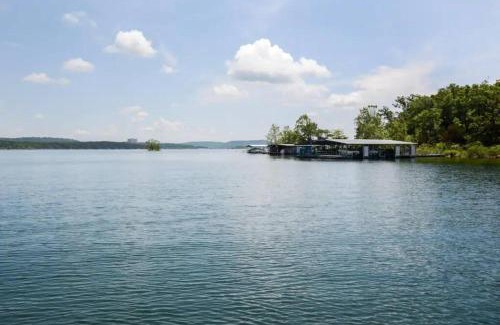 Indian Point Chalet De Esquí | Tribesman Resort #3 on Table Rock Lake by Silver Dollar City