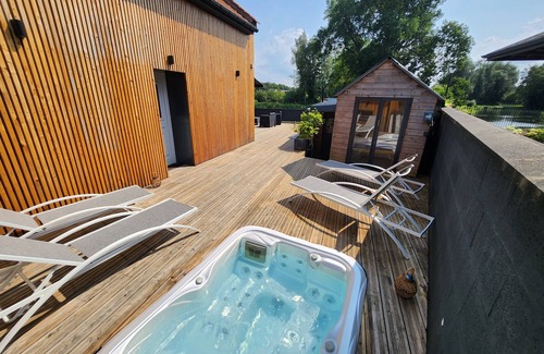 Dreuil-les-Amiens Casa | TRIBU CHILL HOUSE Jacuzzi sauna on terrace overlooking the Somme river
