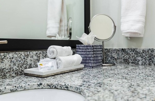 Chapel Hill Apartamento | Trilogy 218 · *Luxury King Bed Suite - for 4 w/Parking|Gym|Pool
