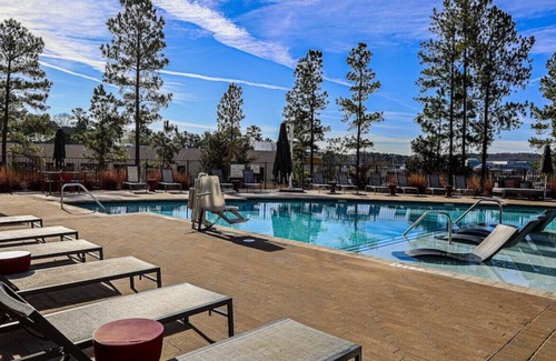 Chapel Hill Apartamento | Trilogy 218 · *Luxury King Bed Suite - for 4 w/Parking|Gym|Pool