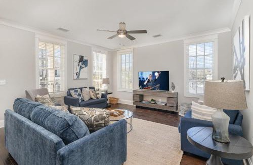 West End Casa | Trilogy - Private Porch - Walk to Centennial Park