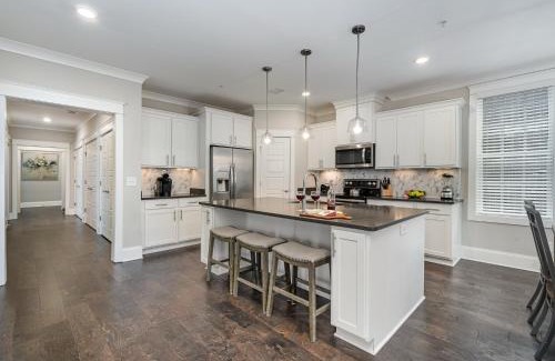 West End Casa | Trilogy - Private Porch - Walk to Centennial Park
