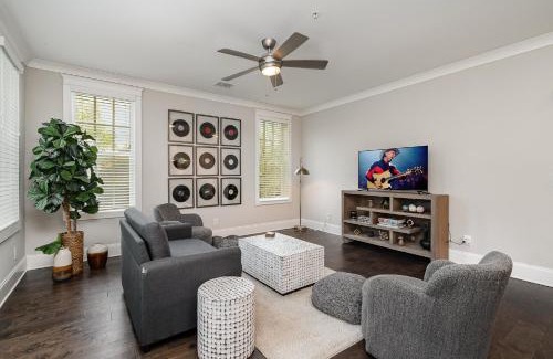 West End Casa | Trilogy - Private Porch - Walk to Centennial Park