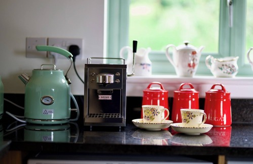 Tring Cabaña | Tring Grange Cottage - Sleeps 2 - Onsite Parking