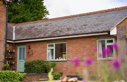 Tring Casa | Tring Grange Cottage - Sleeps 2 - Onsite Parking