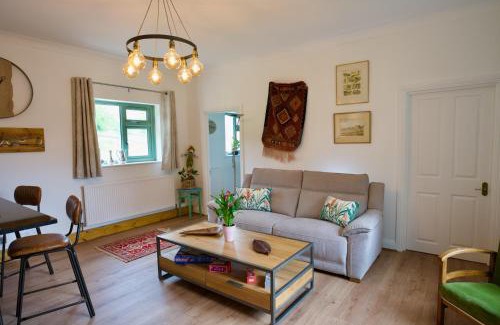 Tring Casa | Tring Grange Cottage - Sleeps 2 - Onsite Parking