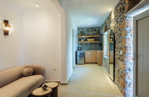Psarou Apartamento | Trinitas Mare - Psarou Beachfront House w Sea View