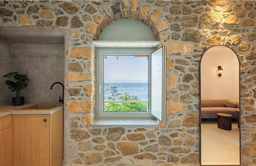 Psarou Apartamento | Trinitas Mare - Psarou Beachfront House w Sea View