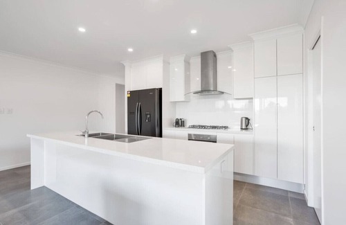 Trinity Beach Casa | Trinity Beach 4BR Modern Getaway with Spa / Pets
