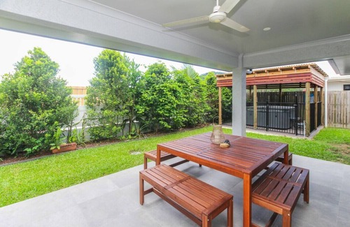 Trinity Beach Casa | Trinity Beach 4BR Modern Getaway with Spa / Pets