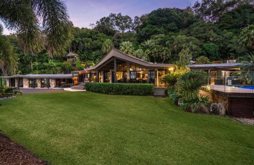 Trinity Beach Casa | Trinity Beach Palace Luxury Estate by Belle Escapes