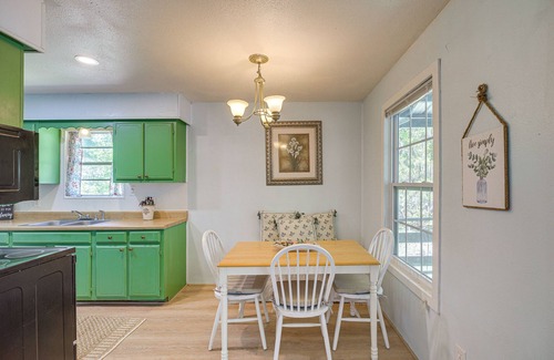 Votaw Cabaña | Trinity River Cottage w/ Deck + Water Views