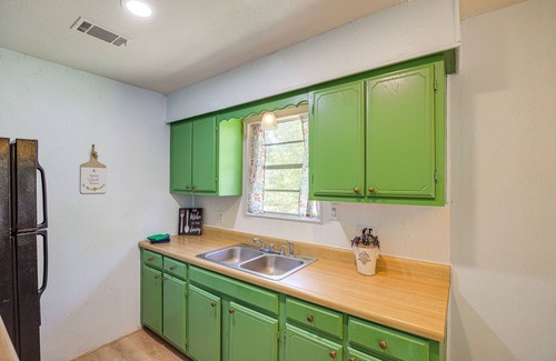 Votaw Cabaña | Trinity River Cottage w/ Deck + Water Views