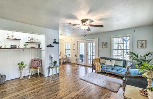 Votaw Casa | Trinity River Cottage with Deck and Water Views