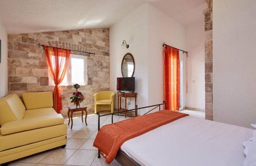 Veliki Drvenik Casa | Triple Bedroom with Balcony