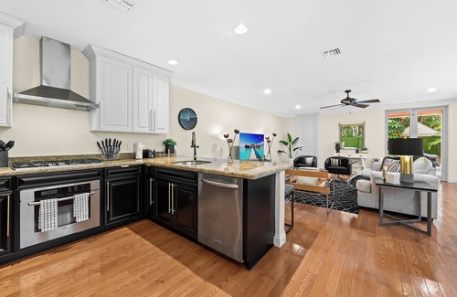 Victoria Park Casa | Triple Decker ~ Elevator ~ Jacuzzi ~ 2 Miles to Beach ~ Walk to Entertainment District!
