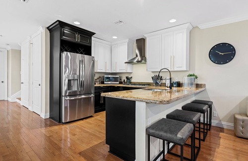 Victoria Park Casa | Triple Decker ~ Elevator ~ Jacuzzi ~ 2 Miles to Beach ~ Walk to Entertainment District!