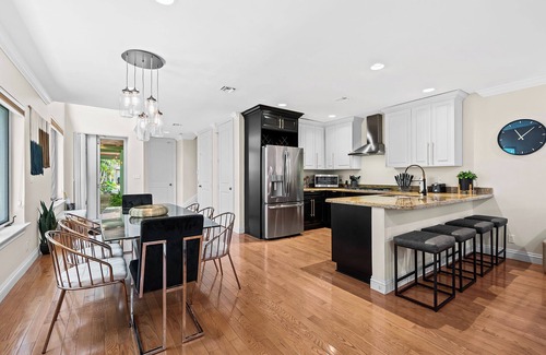 Victoria Park Casa | Triple Decker ~ Elevator ~ Jacuzzi ~ 2 Miles to Beach ~ Walk to Entertainment District!