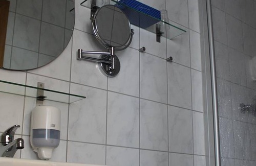 Hunerbach Casa | Habitación triple, ducha, aseo - Hotel-Restaurant Hüllen